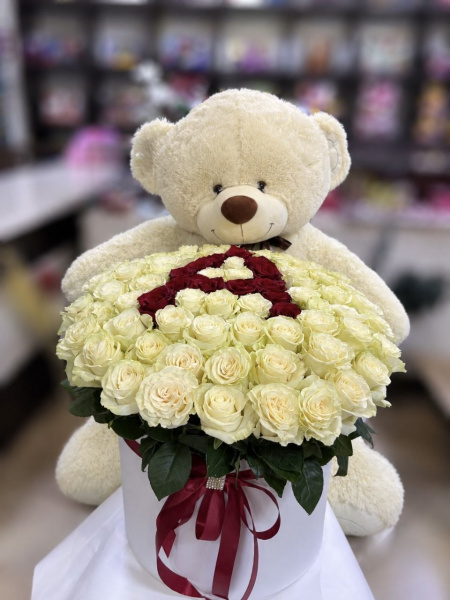 Композиция из 101 розы с индивидуальной буквой