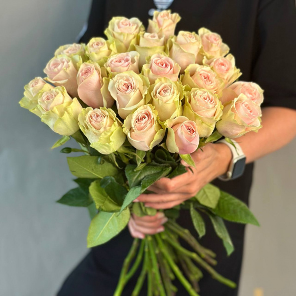 Роза Эквадор нежно-розовая 60 см