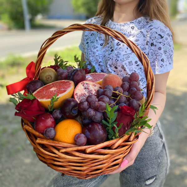 Корзина с фруктами и розами